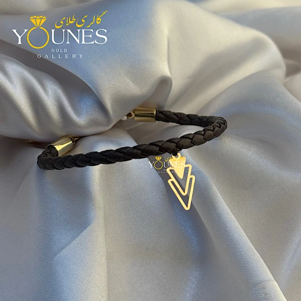 تصویر دوم دستبند چرم مثلث طلا