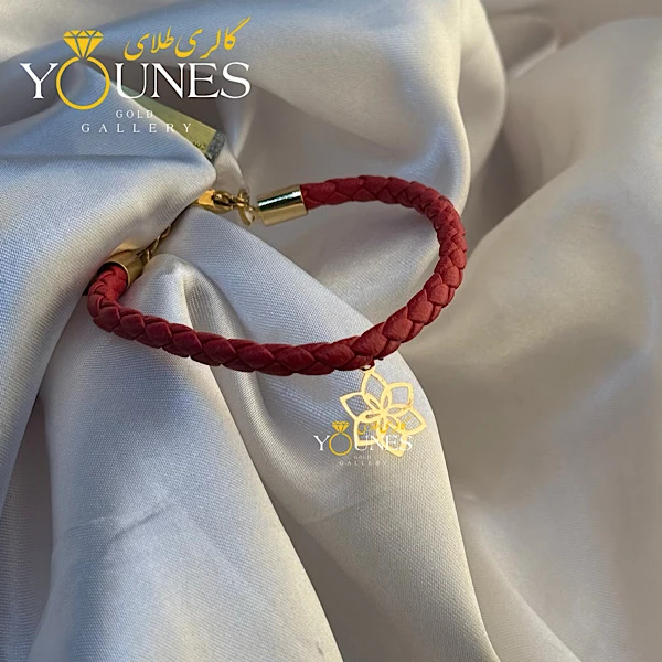 تصویر دوم دستبند چرم گلبرگ طلا