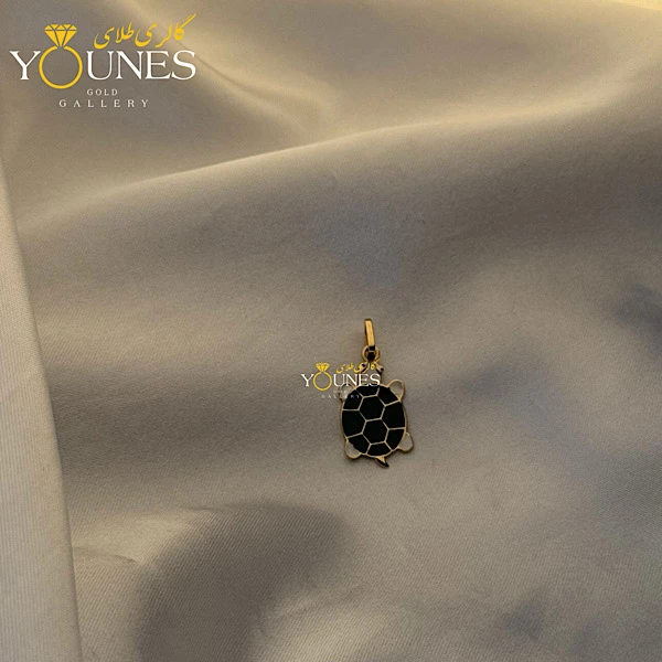 تصویر دوم آویز طلا میناکاری لاکپشت