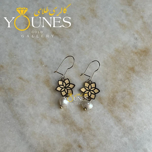 گوشواره طلا عصایی گلبرگ حکاکی تک مروارید