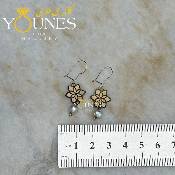 گوشواره طلا عصایی گلبرگ حکاکی تک مروارید