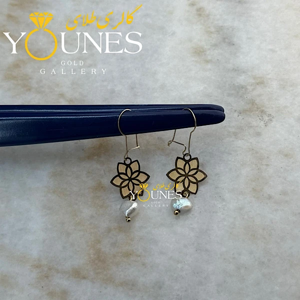 گوشواره طلا عصایی گلبرگ حکاکی تک مروارید