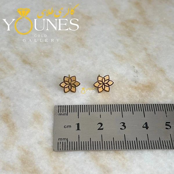 گوشواره طلا میخی گلبرگ حکاکی