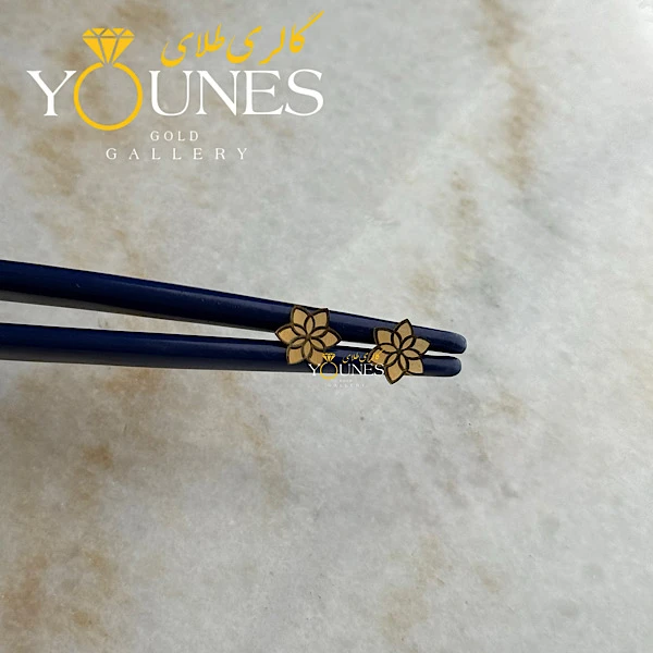 گوشواره طلا میخی گلبرگ حکاکی